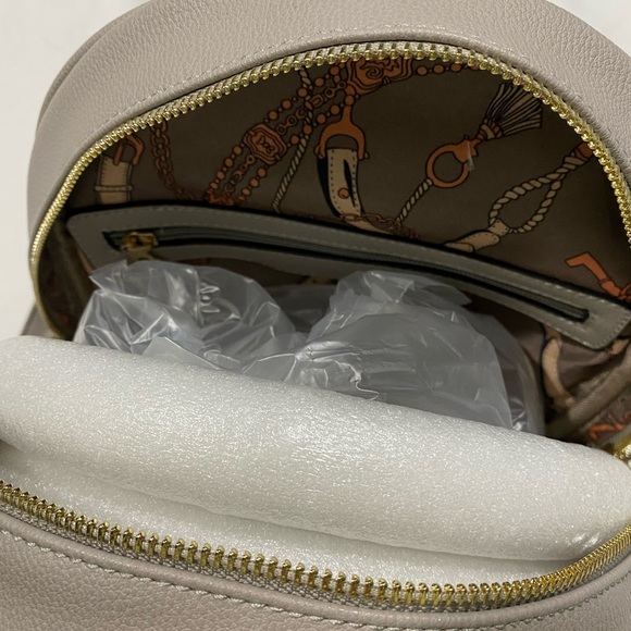 Beautiful Backpack - Picture 7 of 9